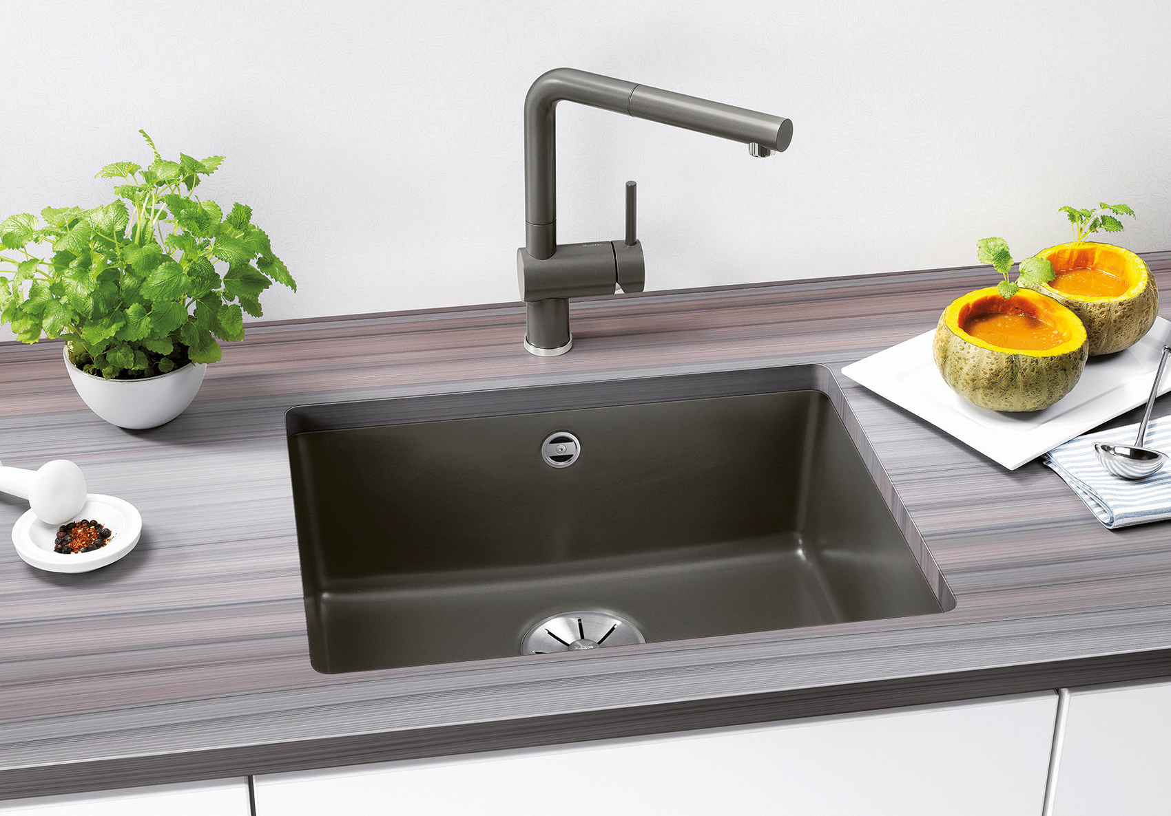 Granitová kuchyňská baterie barevně sladěná s granitovým dřezem