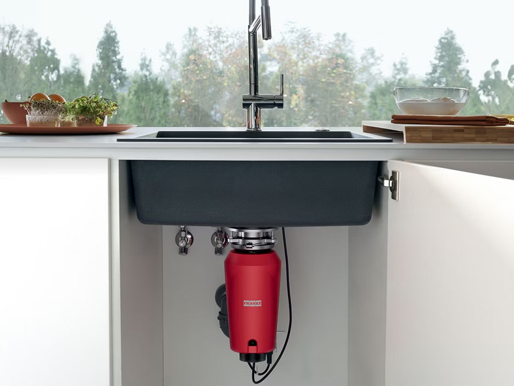 Drtič Franke Elite Slimline nainstalovaný pod kuchyňským dřezem šetří místo