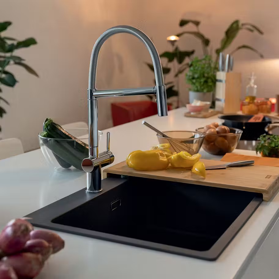 Detail dřezu Franke Fragranite Šedá břidlice s elegantní černou baterií