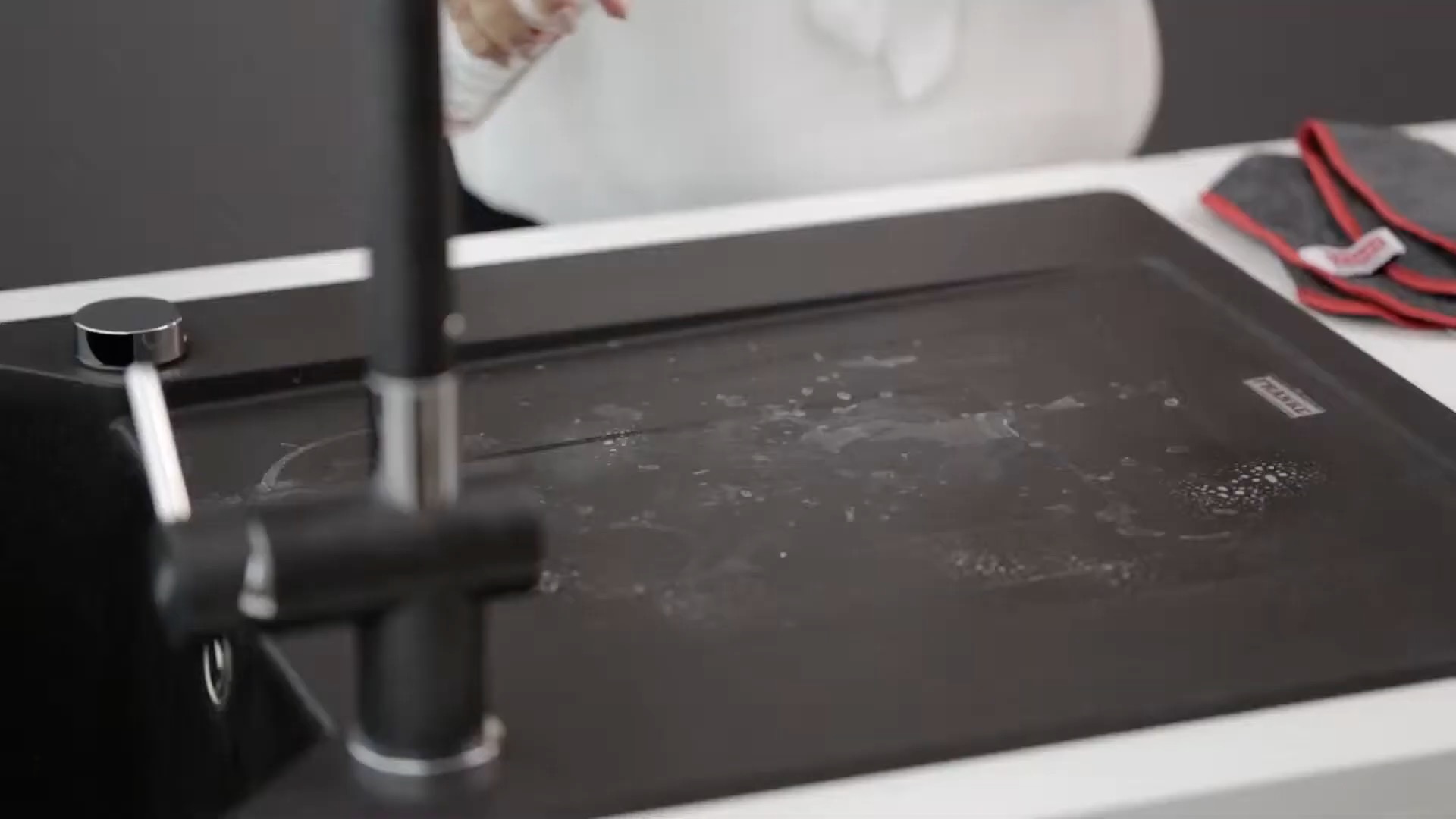 Odstraňování vodního kamene a skvrn z Fragranite dřezu